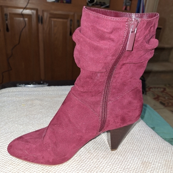 A pair of Kaari Blues Kensie burgundy booties in a ladies size 8.5. - Picture 6 of 12